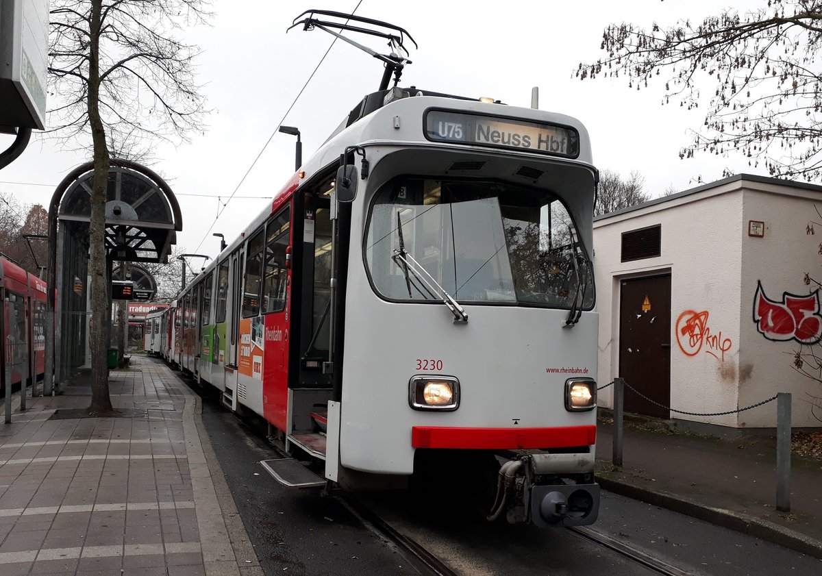 Rheinbahn 3230
Aufgenommen am 24 November 2018
Dsseldorf-Eller, Vennhauser Allee
