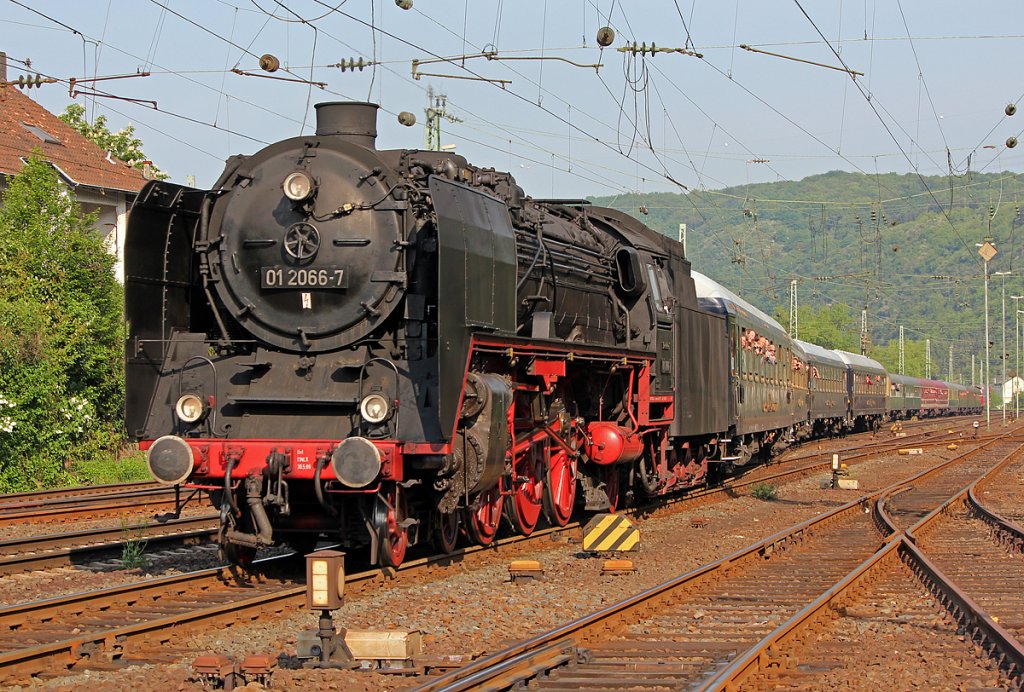 01 2066-7 kommt mit einem Sonderzug aus 15 Wagen (u.a. Rheingold Wagen) in Linz an , aufgenommen am 30.04.2011