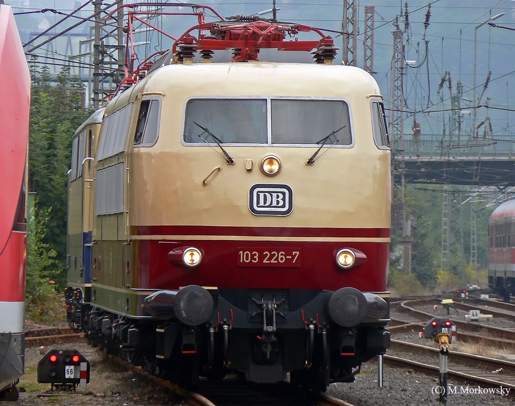 103 226-7 kommt mit E10 1239 in Siegen zum Lokschuppenfest an, Aug.09
