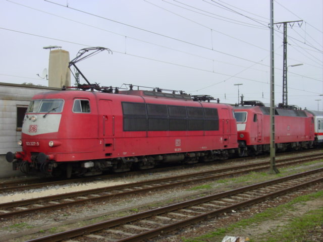 103 227+120 xxx mit PbZ nach M�nchen(28.08.2002)in Augsburg HBF