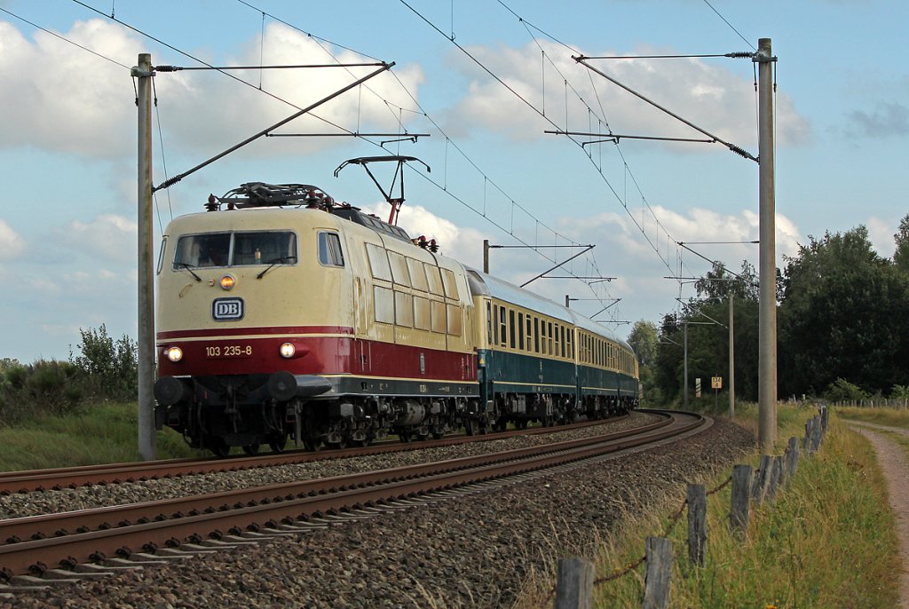 103 235-8 am IC2410 mit Fotowolke ..... ,bei Schleswig am 05.08.2011