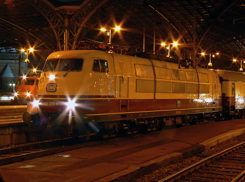 103 235-8 mit einer BR110 im Hintergrund in K�ln Hbf. am 12.12.2010