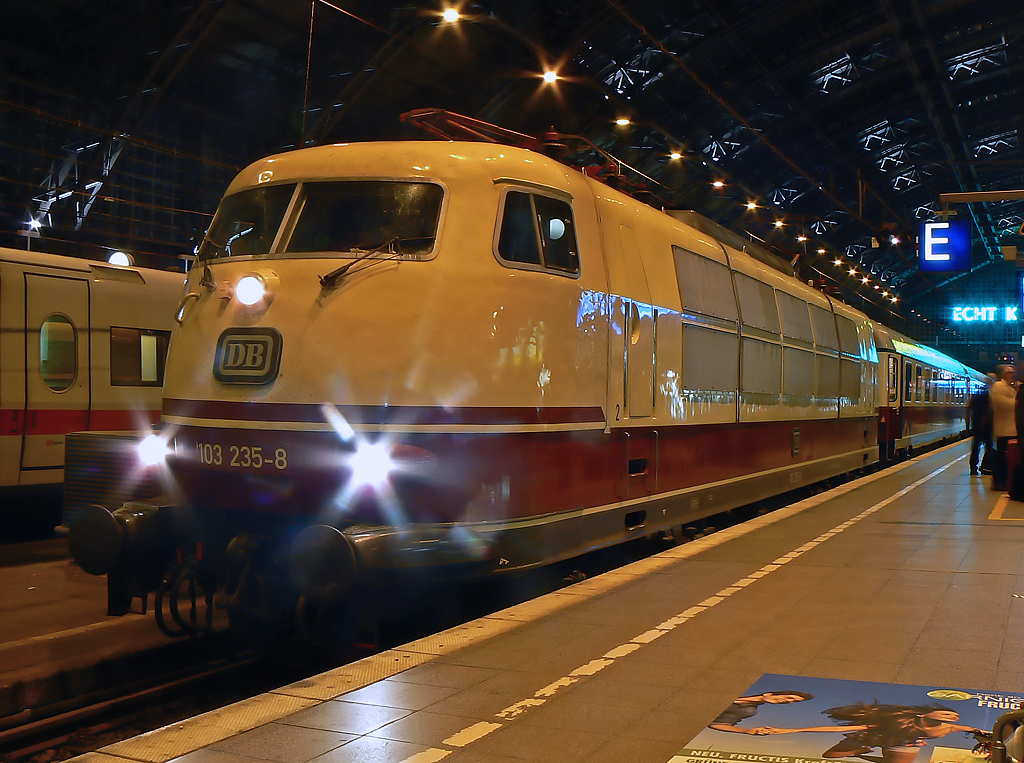 103 235-8 mit IC1817 in K�ln Hbf am 17.10.2010