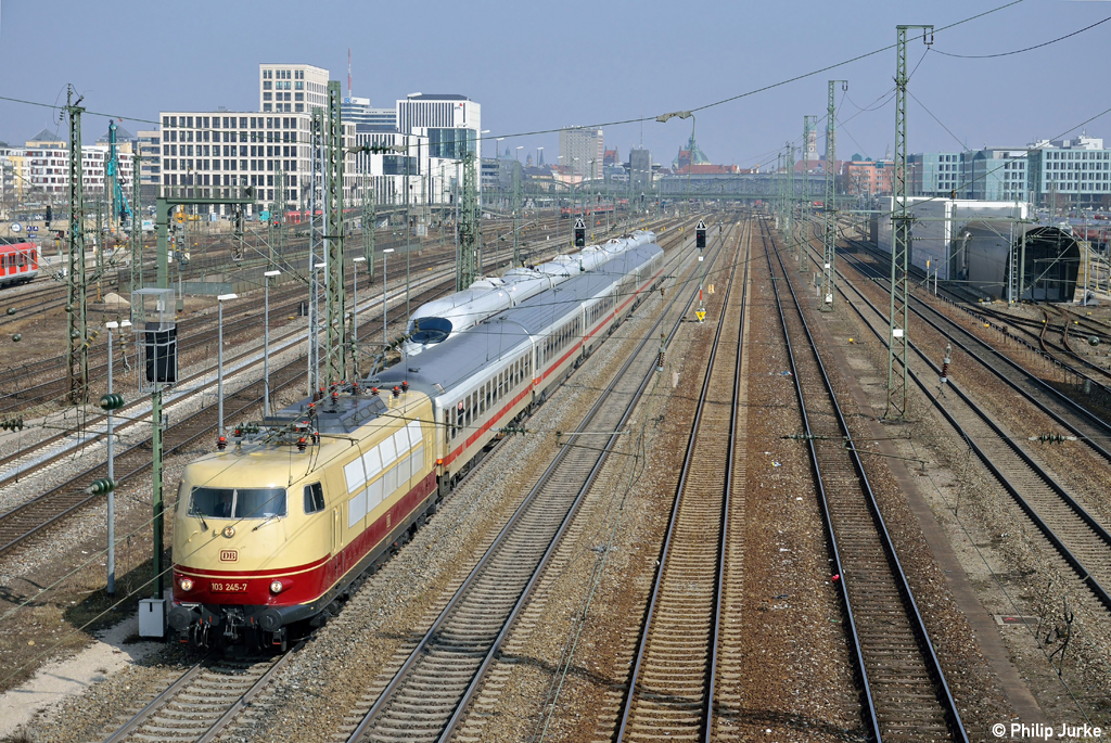 103 245-7 mit dem IC 2201 von M�nchen nach N�rnberg am 04.04.2013 an der Donnersbergerbr�cke.