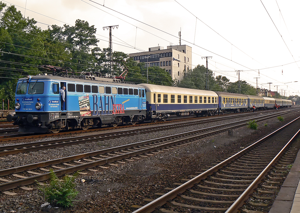 1042 520-8 mit Partyzug bei kurzem Halt in K�ln West am 03.09.2010