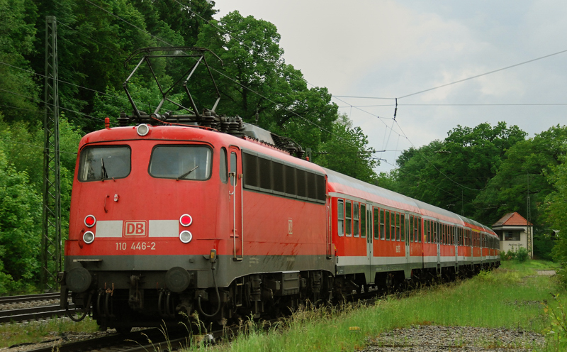 110 446-2, aufgenommen bei der Ausfahrt aus A�ling, am 31.05.10.