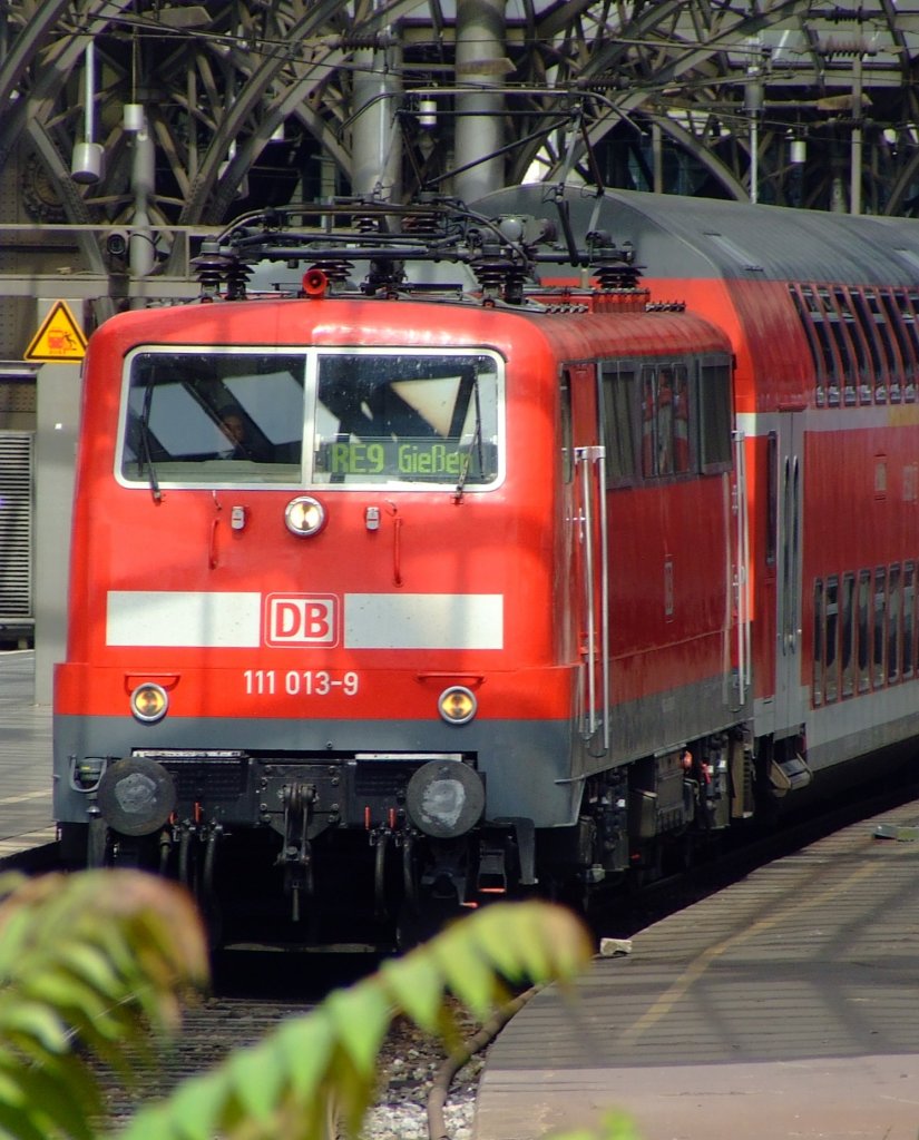 111 013-9 f�hrt mit RE 9 (Rhein-Sieg-Express) am 20.07.2009 vom Hauptbahnhof K�ln Richtung Gie�en. Seid 12. Dezember 2010 f�hrt der RE 9 nur noch bis Siegen. 