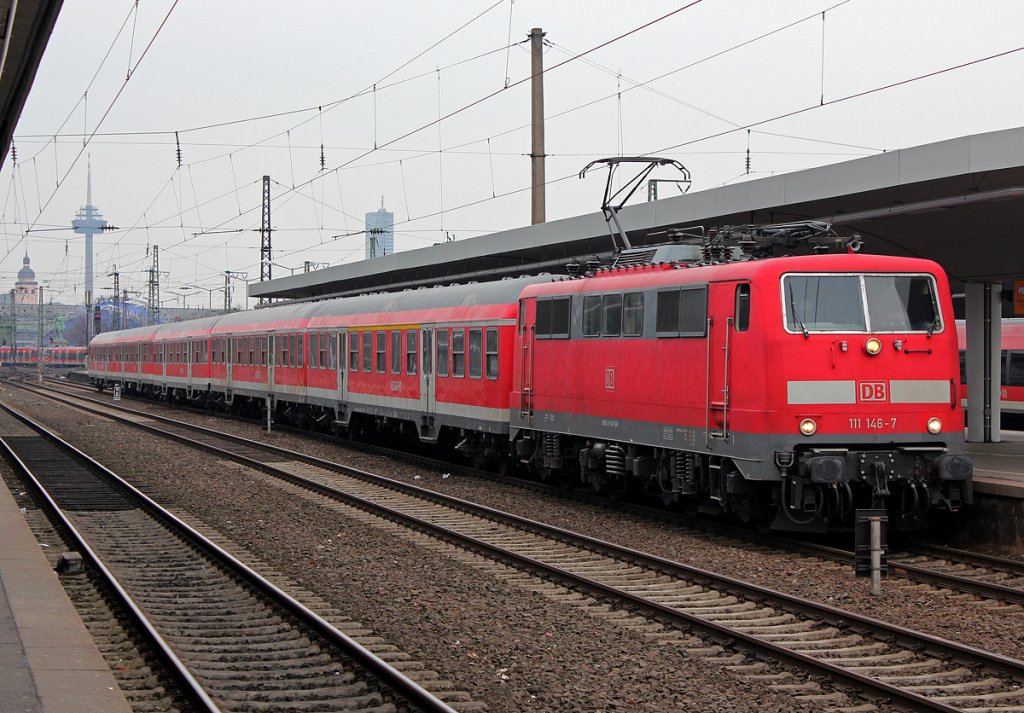 111 146-7 am RE9 Verst�rkerzug nach Siegen in K�ln Messe/Deutz am 03.04.2013