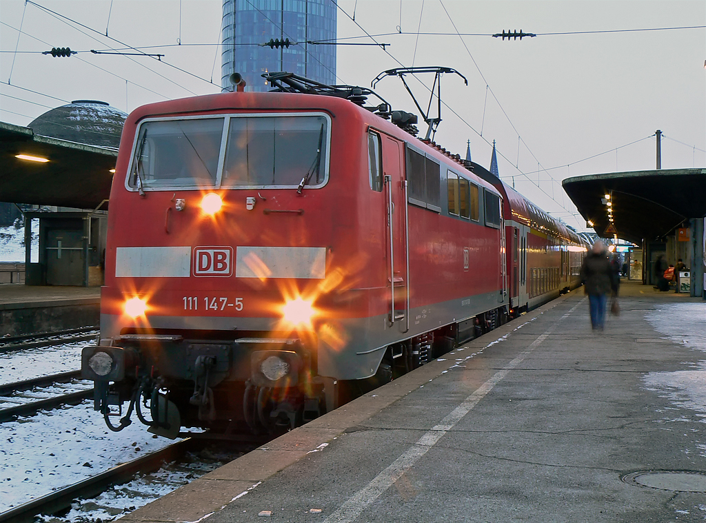 111 147-5 am RE9 nach Siegen in K�ln Messe/Deutz am 04.12.2010, Gru� an die attraktive Lokf�hrerin :-) ! 