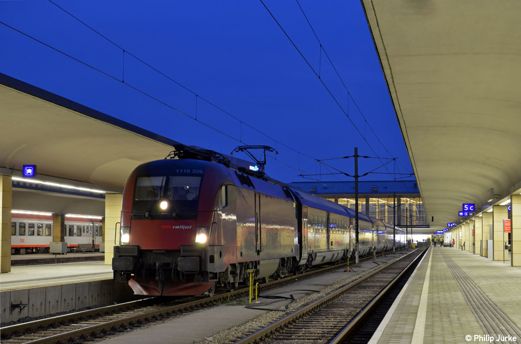 1116 206-2 mit dem RJ 42 von Budapest keleti nach Salzburg Hbf am 02.05.2013 im Wiener Westbahnhof.
