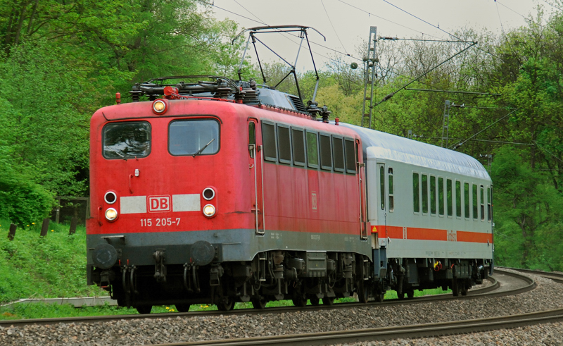 115 205-7, aufgenommen mit nur einem IC-Waggon am Haken, am 09.05.13, bei Neuoffingen.