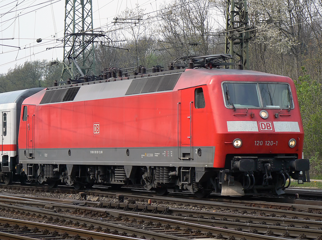 120 120-1 mit umgeleitetem IC in Gremberg am 20.04.2010