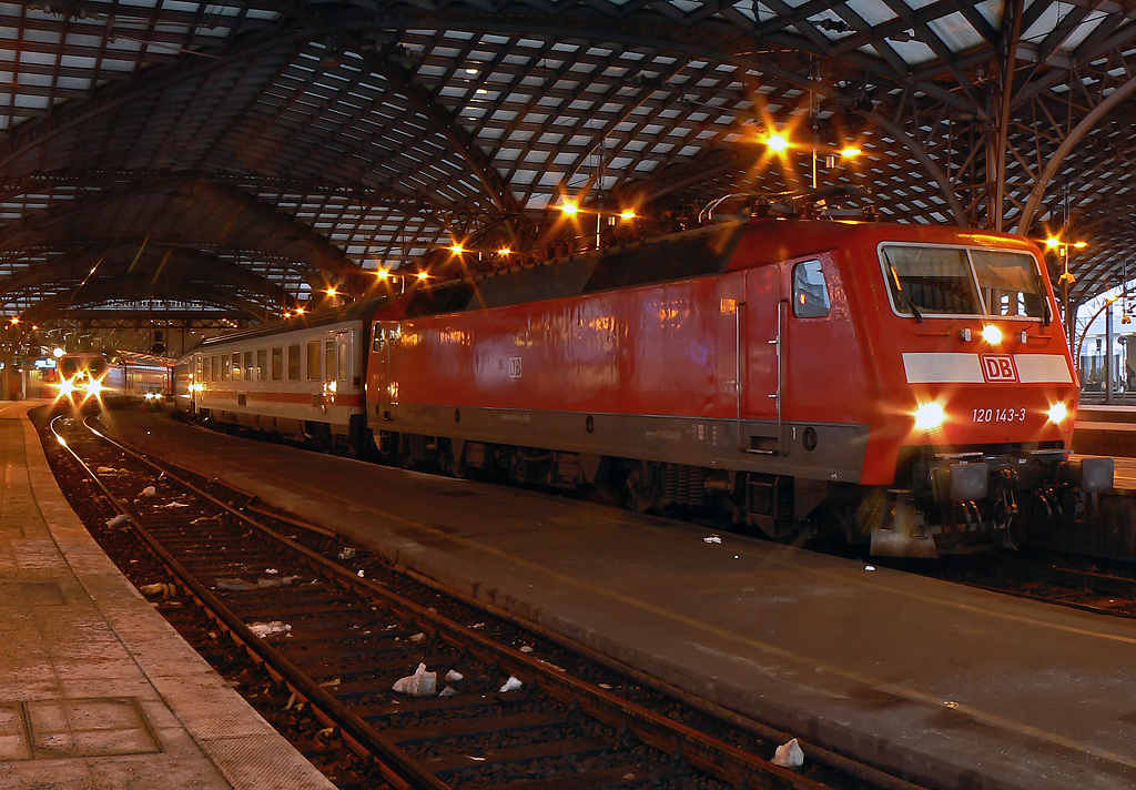 120 143-3 neben 120 206-8 in K�ln Hbf. am 23.12.2010