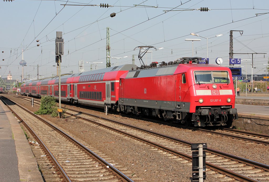 120 207-6 am RE9 rtg Siegen in K�ln Messe/Deutz am 21.04.2011