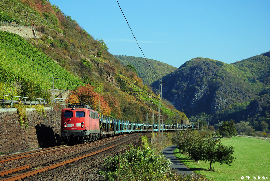 140 037-3 mit leeren Autotransportwagen am 22.10.2011 in M�den.