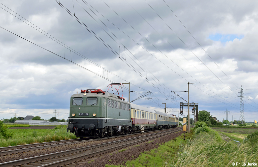 140 128-0 und 140 423-5 am 22.06.2013 bei H�rth.
