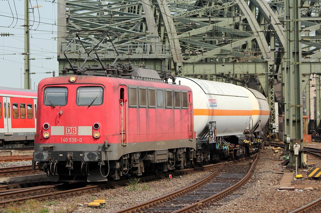 140 538-0 mit Kesselzug durch K�ln Hbf am 05.07.2011