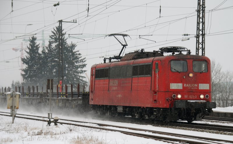 151 021-3, aufgenommen am 15.02.10, bei der Durchfahrt durch Gersthofen, Strecke Augsburg-Donauw�rth.