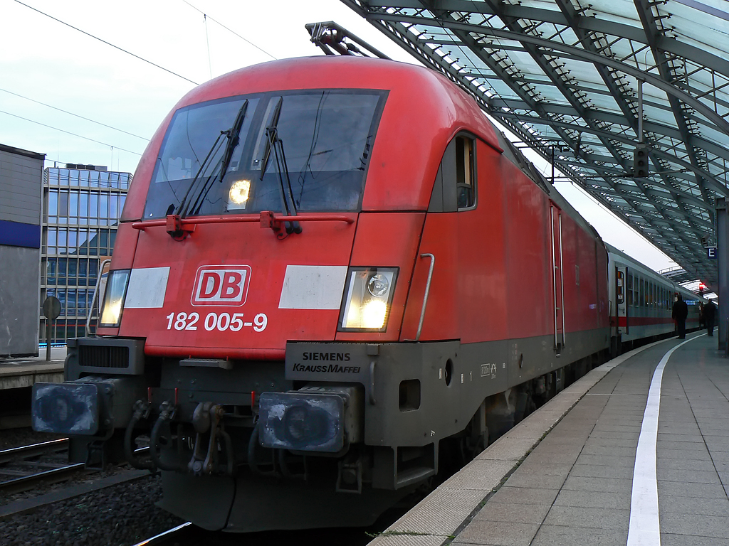 182 005-9 in K�ln Hbf. am 21.11.2010