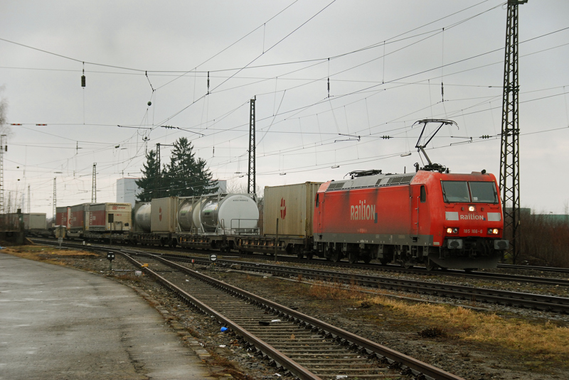 185 166-6, aufgenommen am 27.02.11, bei der Durchfahrt durch Gersthofen.