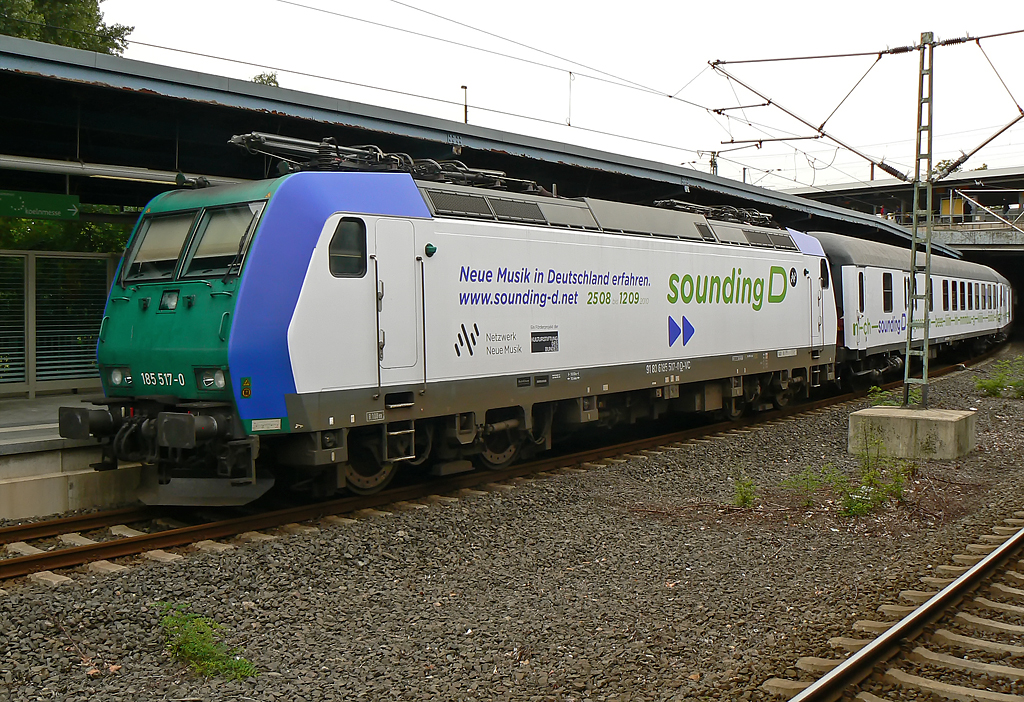 185 517-0 mit dem Sounding D Sonderzug in K�ln/Messe Deutz auf Gleis 12 am 02.09.2010 