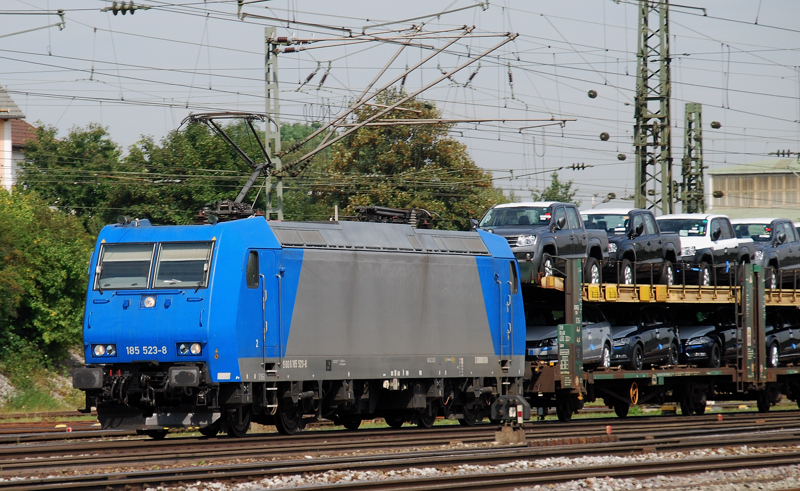 185 523-8, aufgenommen am 02.09.11, bei der Durchfahrt durch Treuchtlingen.