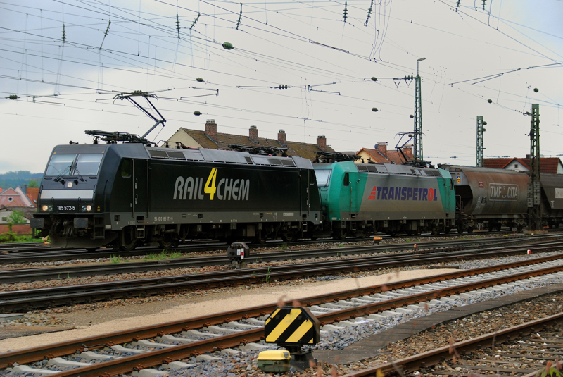 185 572-5, Rail4Chem + 185 543-6, Transpetrol, aufgenommem am 15.05.10, bei der Durchfahrt durch Treuchtlingen.