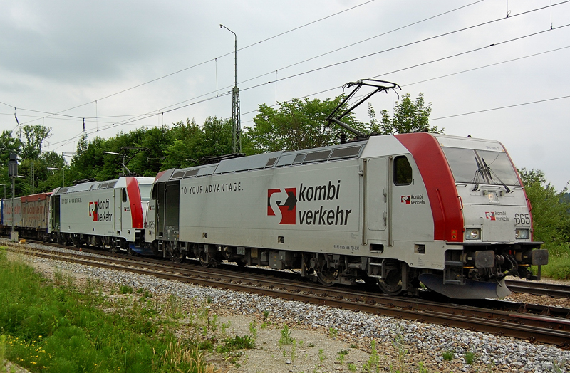 185 665-7 + 185 664-0, Kombi Verkehr, aufgenommen am 11.06.11, bei der Durchfahrt durch A�ling.