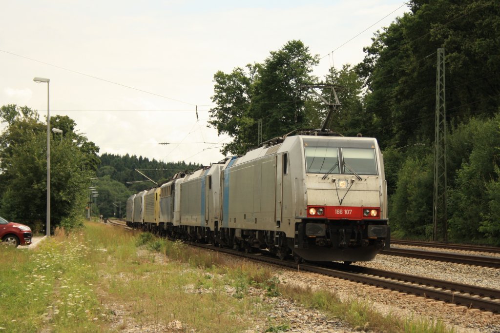 186 107 mit einem LOMO Lokzug in A�ling am 30.07.2010