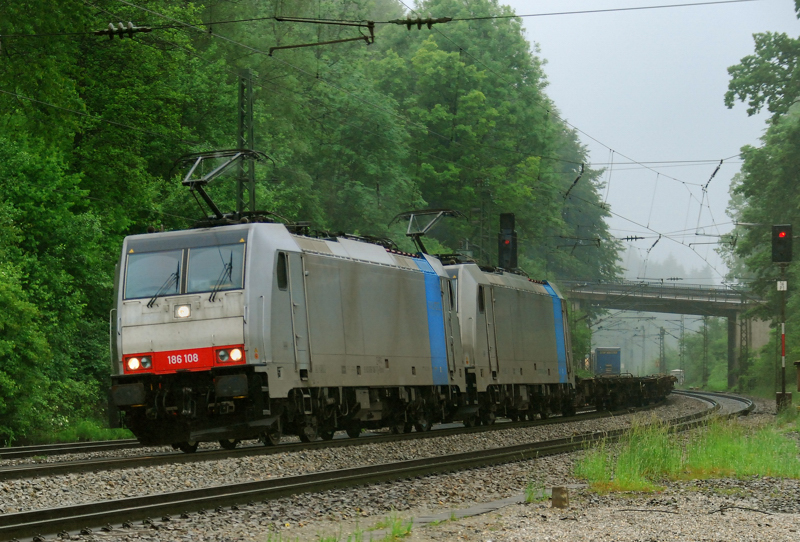 186 108-7 + 186 110-3, aufgenommen bei der Einfahrt in den Bahnhof A�ling, am 02.06.10.
