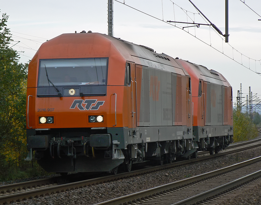 2016.907 der RTS mit Schwesterlok in Porz Wahn am 26.10.2010