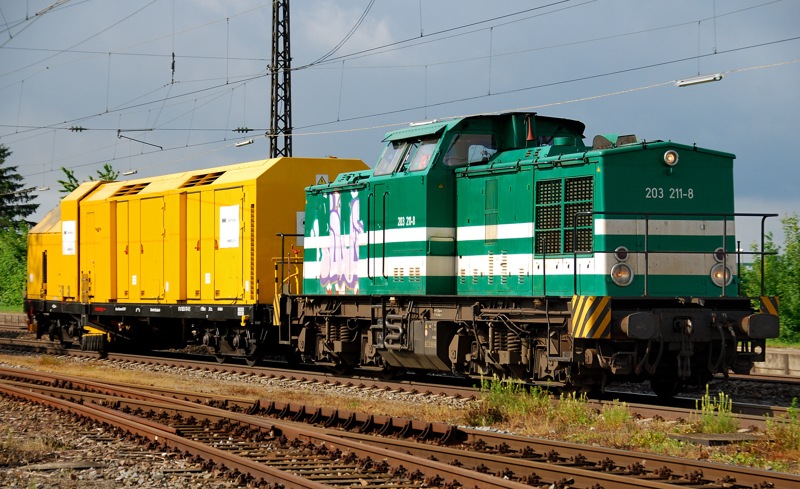 203 211-8, aufgenommen vor einem geheimnisvollen, geschlossenem Waggon, am 07.06.10, bei der Durchfahrt durch Gersthofen.