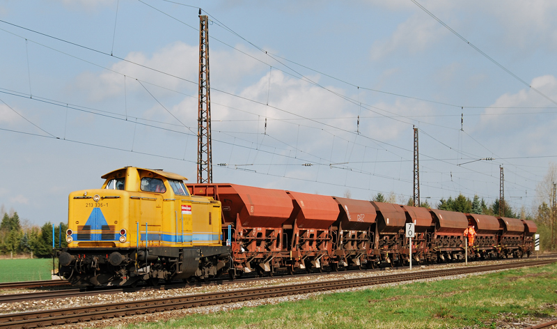 213 336-1, aufgenommen vor einem kurzen Sch�ttgutwagenzug, bei der Durchfahrt durch Gersthofen, am 05.04.11.