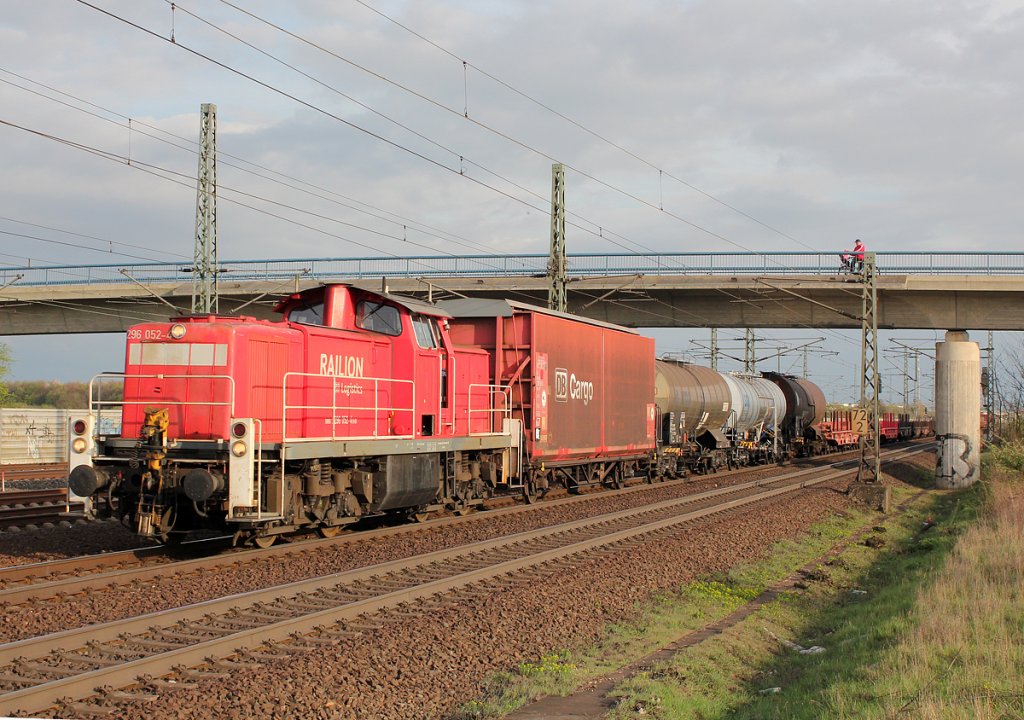 296 052-4 bei Porz(Rhein) am 23.04.2013 / 

Mein 5000stes Bild auf http://bahn.startbilder.de :-) !