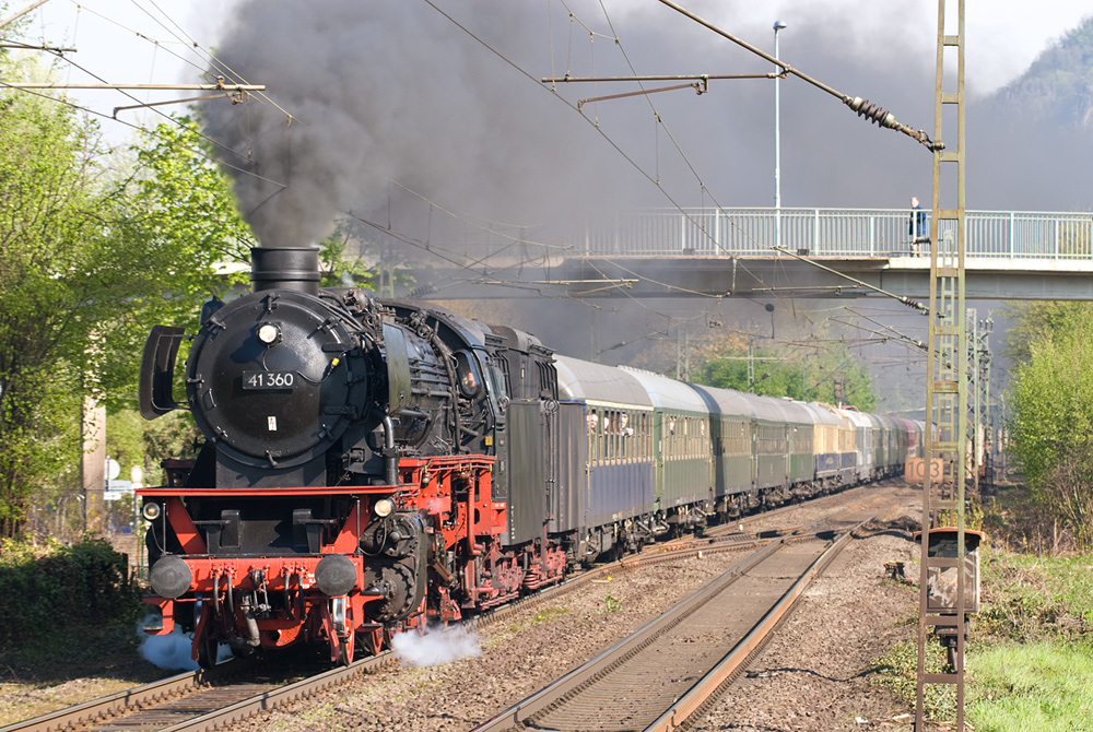 41 360 durch Bad Honnef

Fotografiert am 24. April 2010 auf der Strecke Richtung S�den ca. 100m vor dem Bahnhof Bad Honnef. Der Zug hatte das Ziel Linz am Rhein.

112mm, ISO 125, F7,1 , 1/180sec.
[ Nikon D200 + Sigma 100-300 F4 EX DG APO HSM IF ]