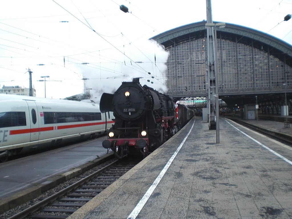52 8106 mit einem Sonderzug in K�ln-Hbf am 11.12.2010.