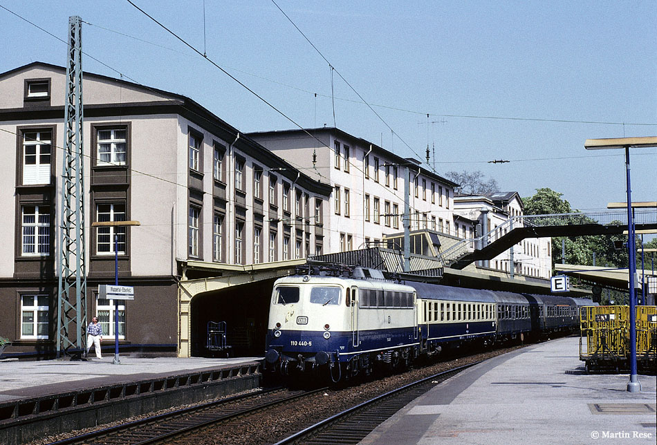 Am 13.5.1992  h�rte  der Wuppertaler Hauptbahnhof noch auf den Namen  Wuppertal Elberfeld . Hier machte die 110 440 mit dem E3124 (Norddeich - K�ln) Station.