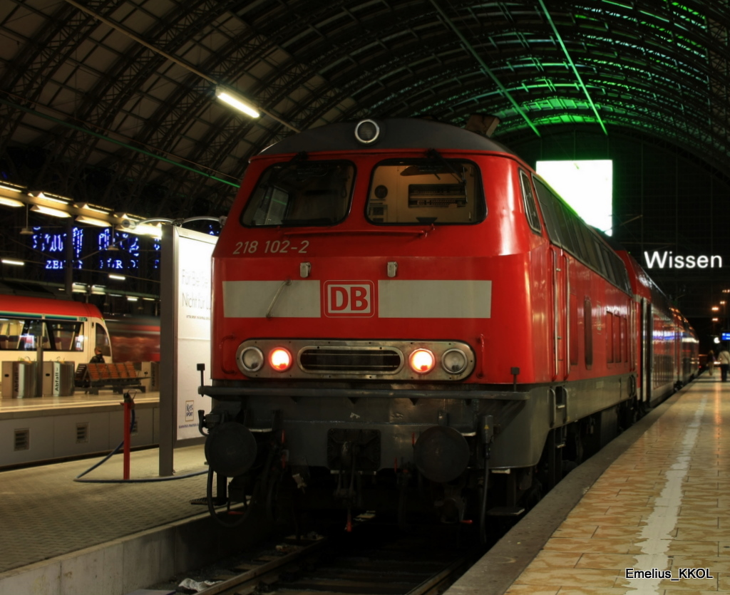 Am sp�ten Abend des 16.09.2010 stand die 218 102-2 im Frankfurter Hbf und wartet darauf nach Stockheim aufzubrechen.