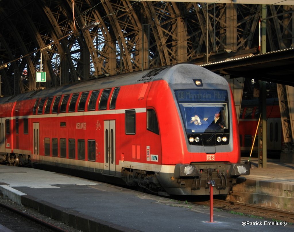 An diesem Dosto Steuerwagen der 3. Generation wird gerde noch die Innenfrontscheibe gereinigt so das der DB keinen Milchkannen halt verpasst.

