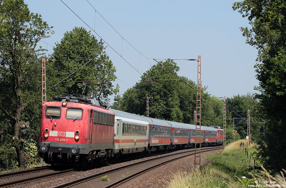 Auf ihre alten Tage kommen die Lokomotiven der Baureihe 115 noch einmal zu planm��igen IC-Ehren. Mit dem IC2862 (Hamm - Bonn) f�hrt die inzwischen 52 Jahre (!) alte Dame nahe Gruiten in Richtung K�ln. 23.6.2010 