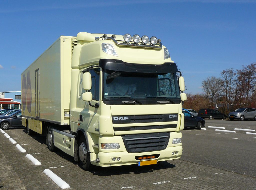DAF CF 85.360 LKW. Valkenburg bei Leiden, Niederlande 01-04-2013.