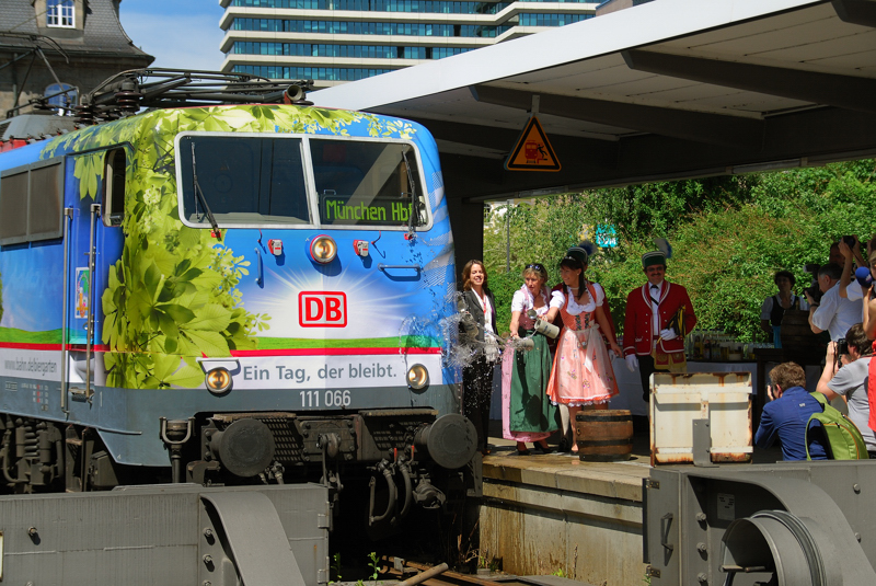 Das Tauffoto von 111 066! Aufgenommen am 11.05.12, auf Gleis 35, M�nchen Hbf.
