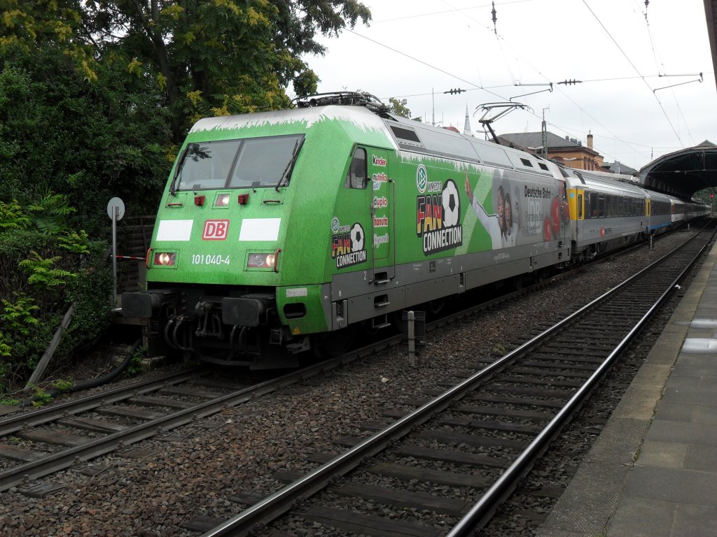 DB 101 040-4 mit dem Eurocity im Bonner Hbf 