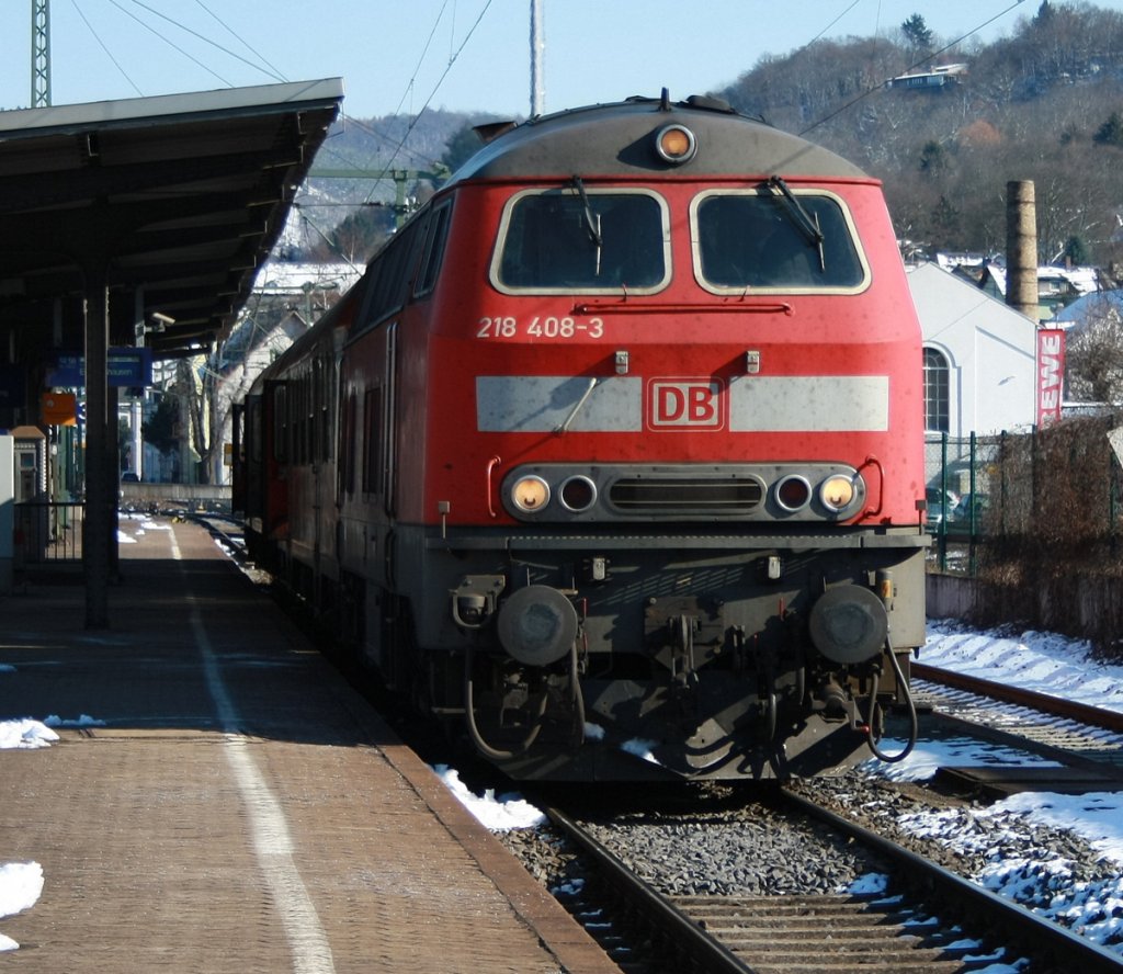 Der Lokf�hrer, welche von  rhenus-veniro  gestellt wird, hat das Spitzensignal gewechselt und war leicht sauer als ich fragte wie lange diese sch�nen Garnituren noch fahren und das Dieselloks besser sind als Triebwagen. Bezogen auf die Steilstrecke.

Patrick E.