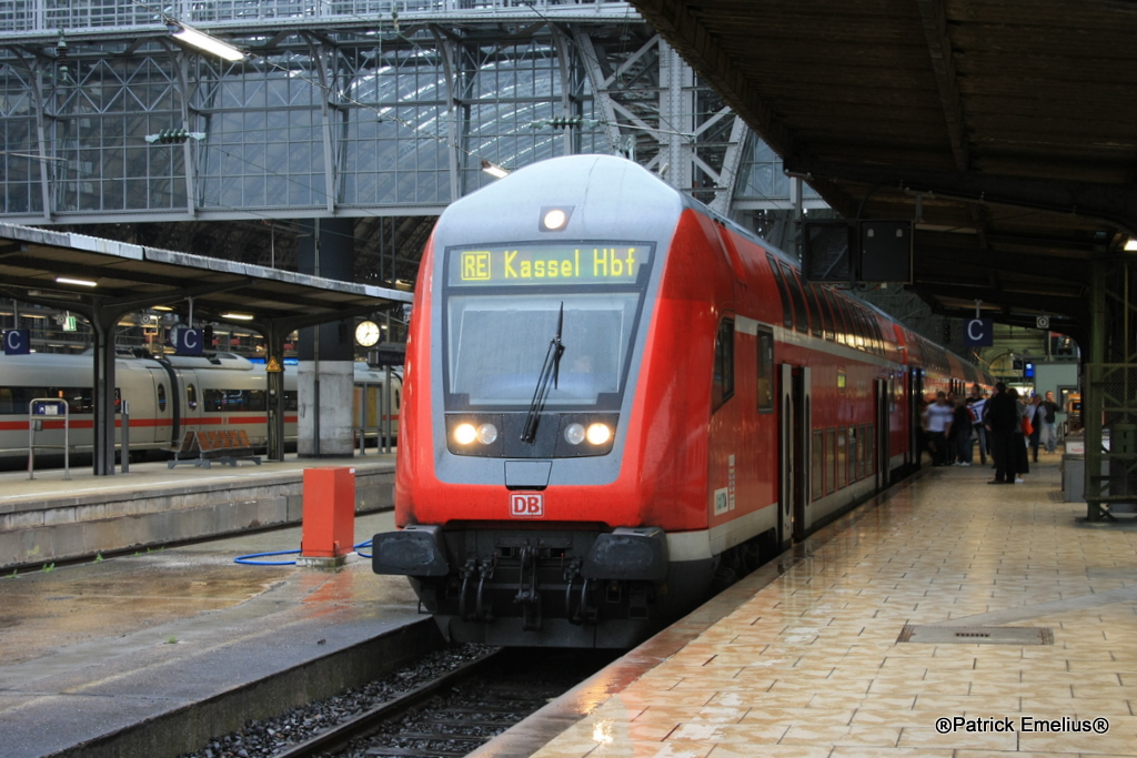 Der RE nach Kassel wartet am 11.05.2010 bei einsetzenden Gewitter im Frankfurter Hbf. Er war bei Abfahrt sehr stark �berlastet!!