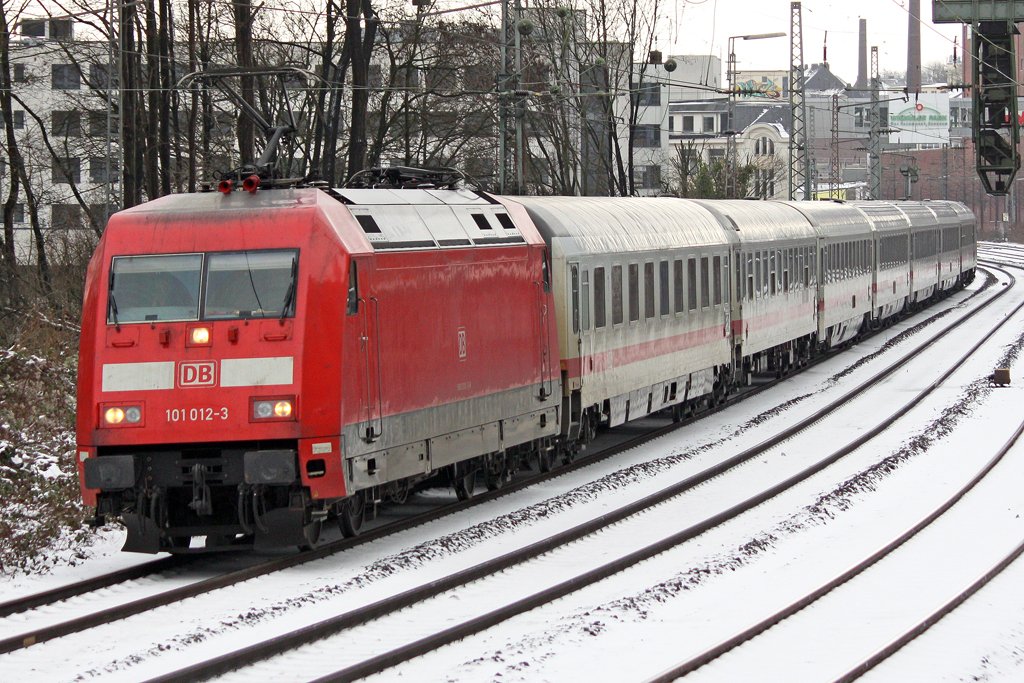 Die 101 012-3 in Wuppertal Elberfeld am 28,01,10