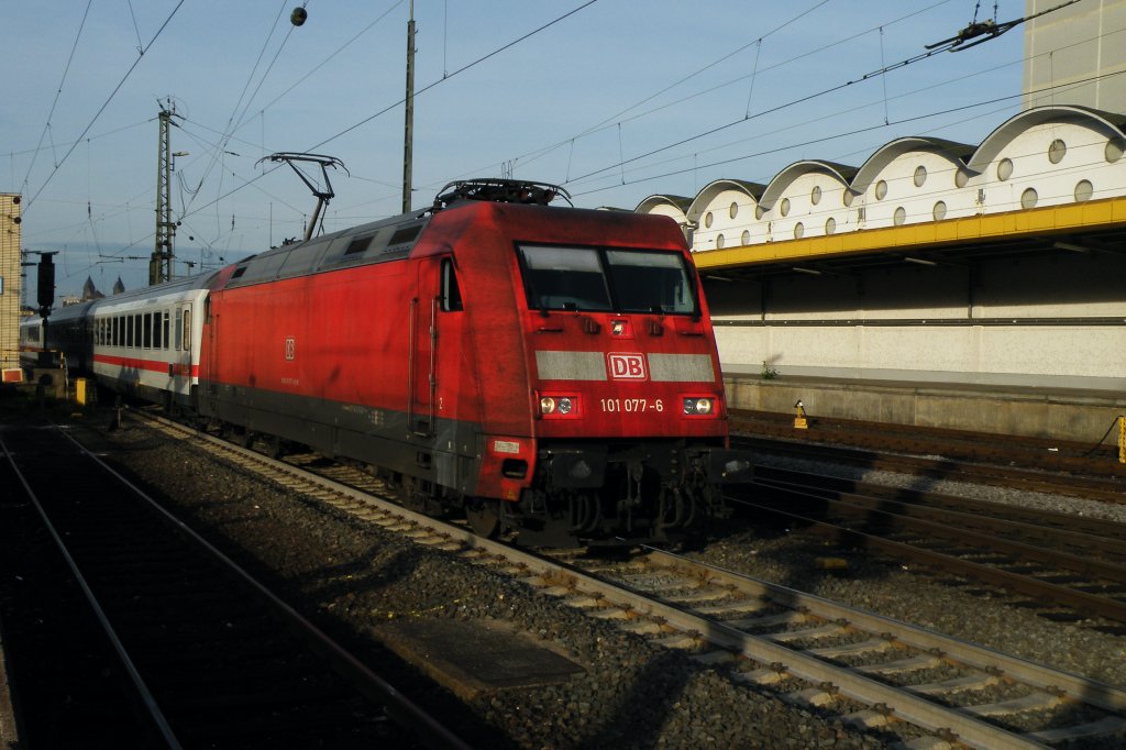 Die 101 077-6 ist total verdreckt und f�hrt weiter Richtung Stuttgart. Hier in Koblenz Hbf.

Patrick E.

