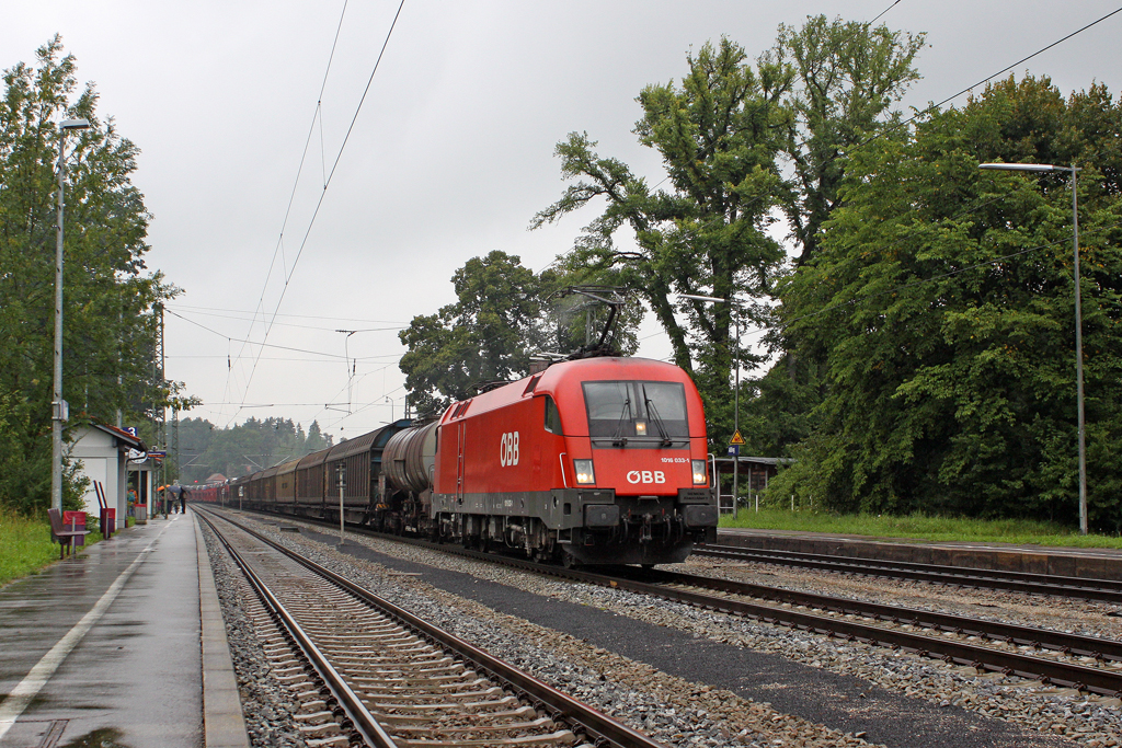 Die 1016 033-1 in A�ling (Oberbay) am 30,07,11 