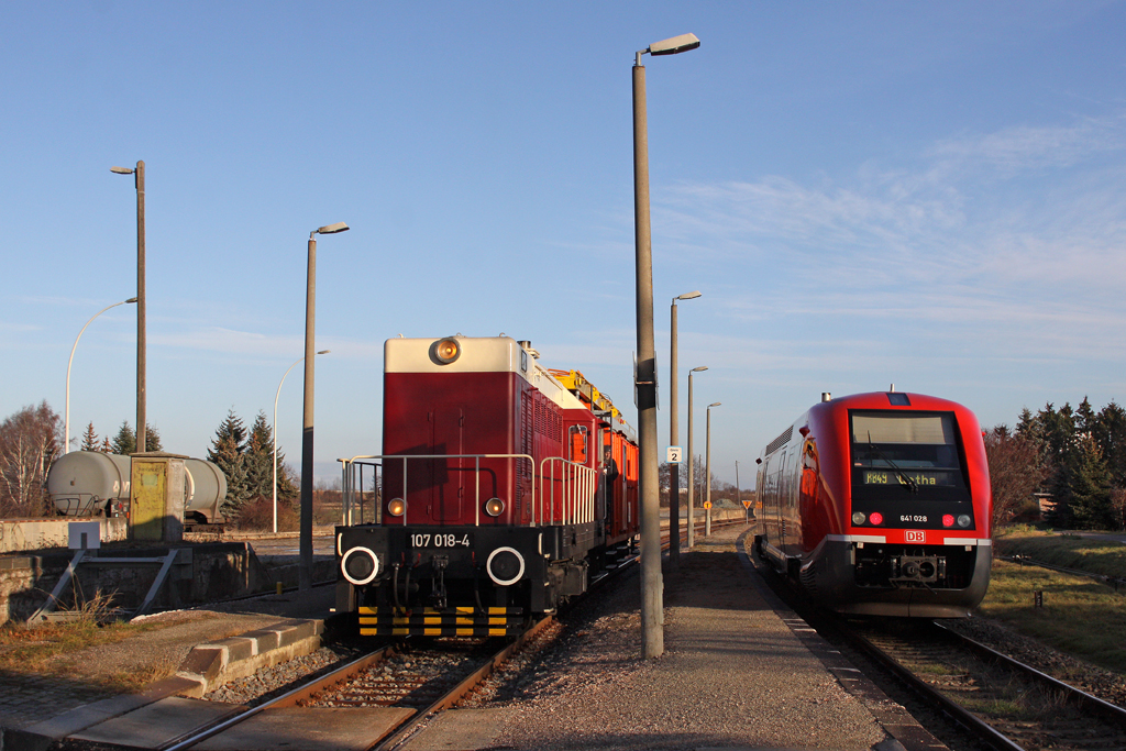 Die 107 018-4 ( V75 018 ) neben 641 028 bei der Kreuzung in Emleben am 10,12,11