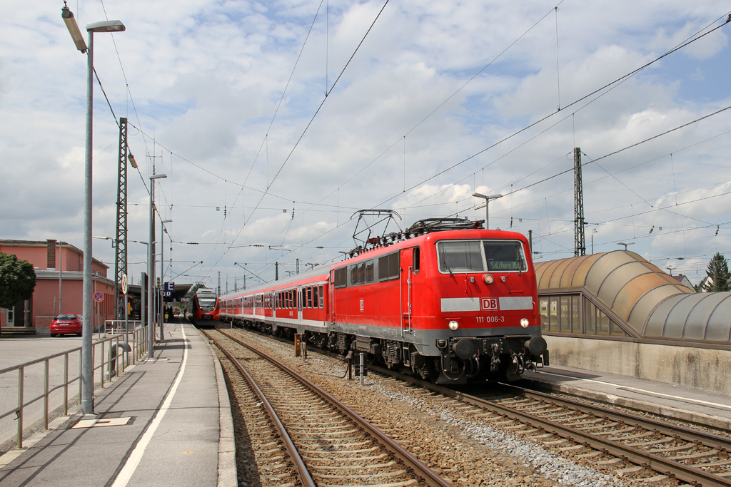 Die 111 006-3 in Freilassing am 03,08,12